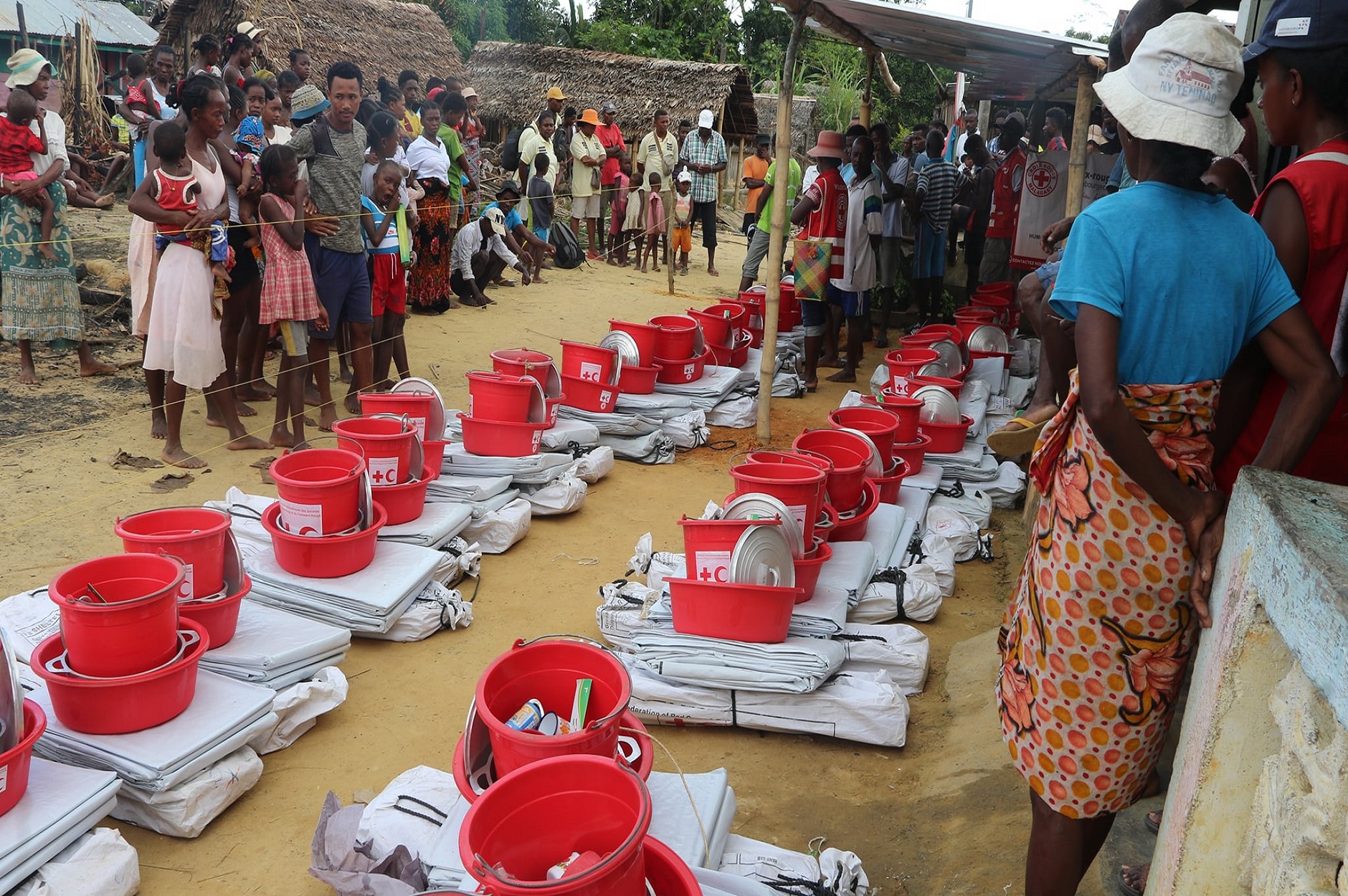 La distribué 96 kits abris, 96 kits cuisines, 96 kits wash aux victimes de cette incendie à Antalaha